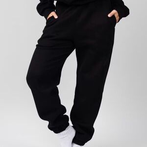 Comfrt Travel Essentials Sweatpants in Black